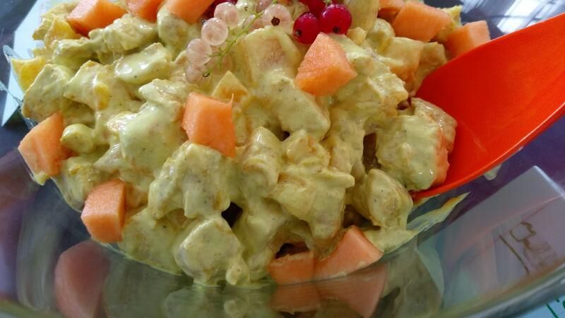 Eine Nahaufnahme einer Schüssel mit Essen und einem Löffel darin.