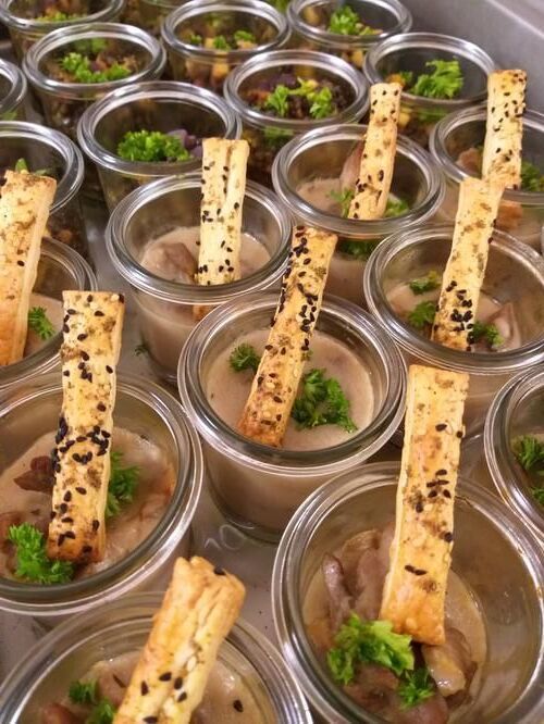 Ein paar kleine Schüsseln mit Essen und Brot darin