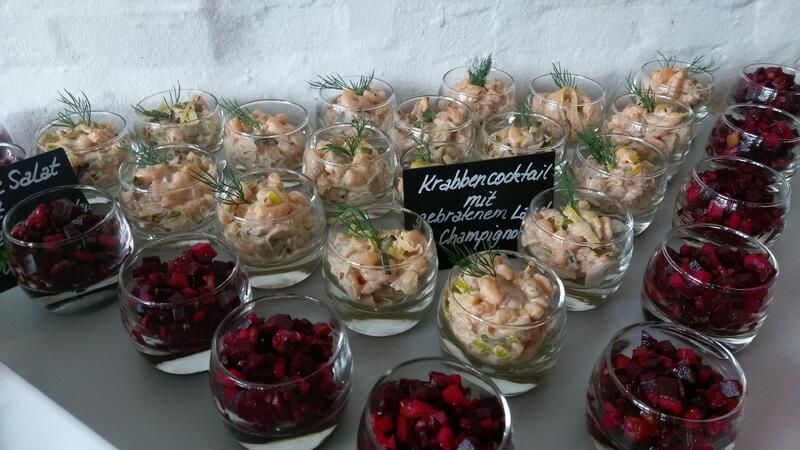 Ein Tisch mit Gläsern voller unterschiedlicher Speisen.