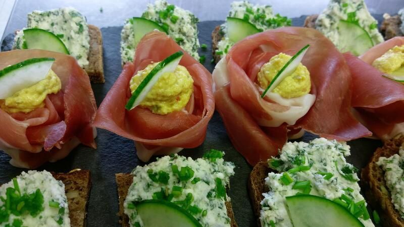 Eine Nahaufnahme eines Tabletts mit Essen auf einem Tisch.