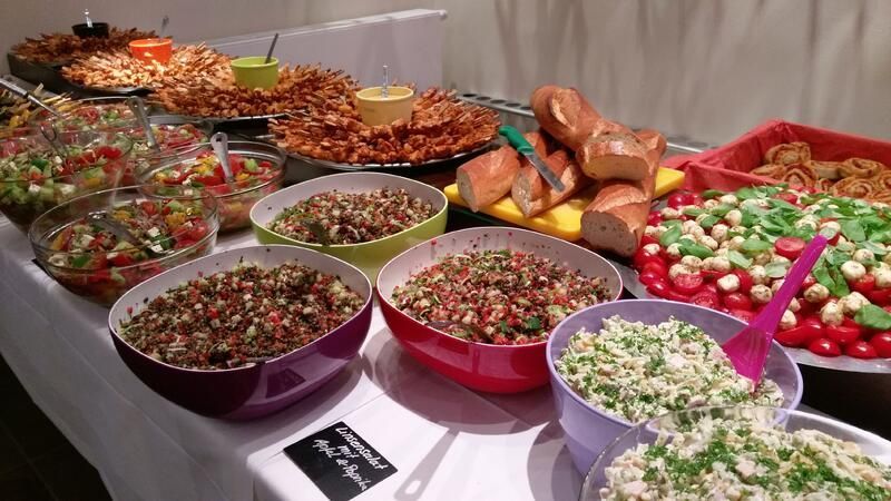 Ein Buffettisch mit vielen verschiedenen Arten von Speisen.