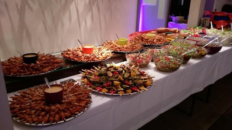 Ein langer Tisch, bedeckt mit Tellern mit Essen und Schüsseln mit Soßen.