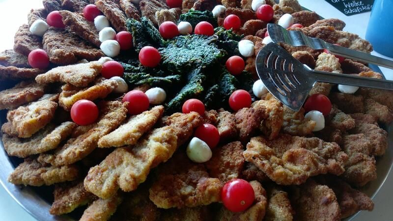 Ein Teller mit Essen mit Tomaten und Spinat darauf