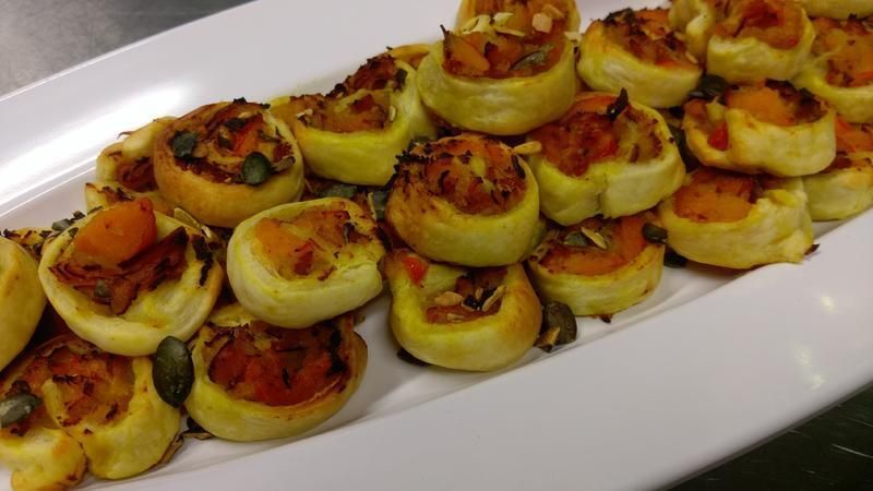 Ein weißer Teller mit viel Essen auf einem Tisch.