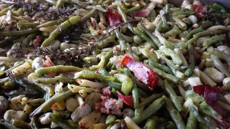 Eine Nahaufnahme von einem Salat mit grünen Bohnen und anderem Gemüse