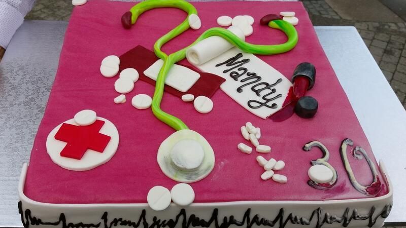 Ein rosa Kuchen mit der Zahl 30 darauf