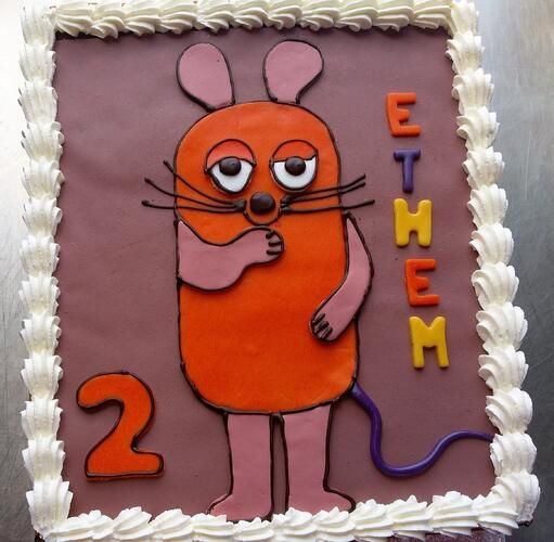 Ein Kuchen mit einer Maus und der Zahl 2 darauf
