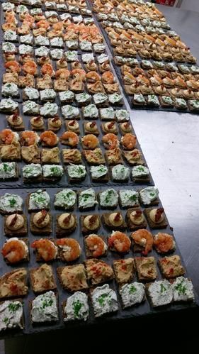 Es kommen viele unterschiedliche Speisen auf den Tisch.