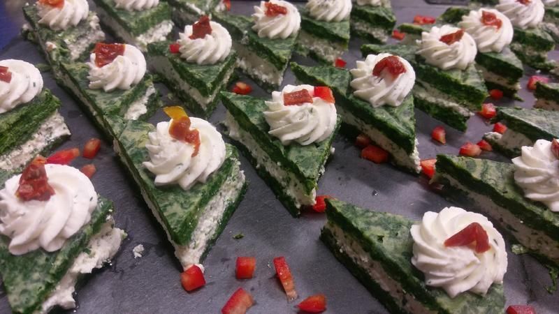 Ein paar Stücke Kuchen mit Schlagsahne und Erdbeeren obenauf