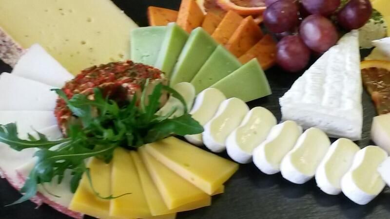 Eine Auswahl an Käse und Trauben auf einem Tisch