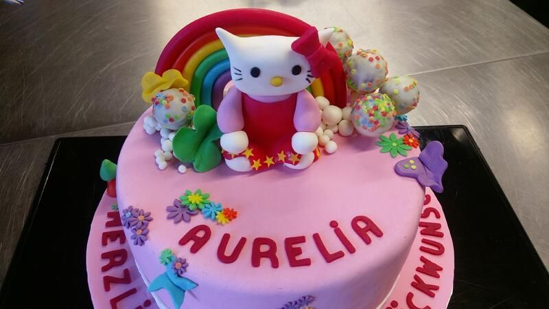 Ein rosa Kuchen mit dem Namen Aurelia darauf