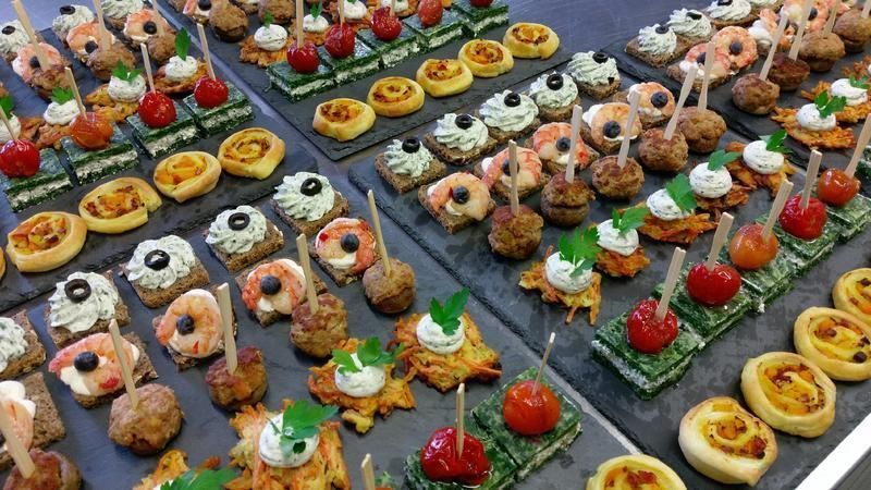 Ein Tisch, gedeckt mit einer Auswahl an Vorspeisen am Spieß.