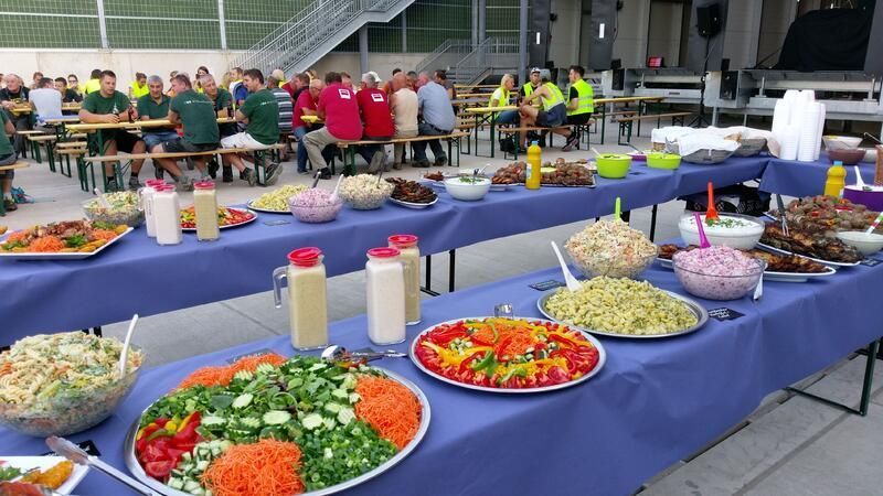 Ein Buffet-Tisch mit vielen verschiedenen Arten von Speisen darauf