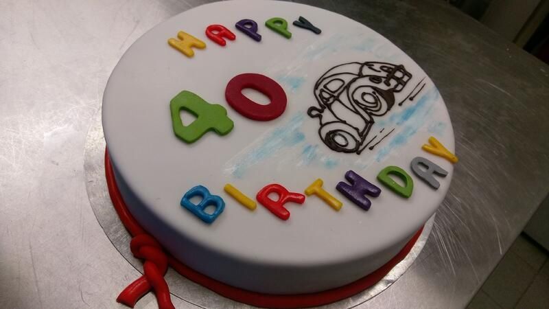 Eine Torte zum 40. Geburtstag mit einem Auto darauf