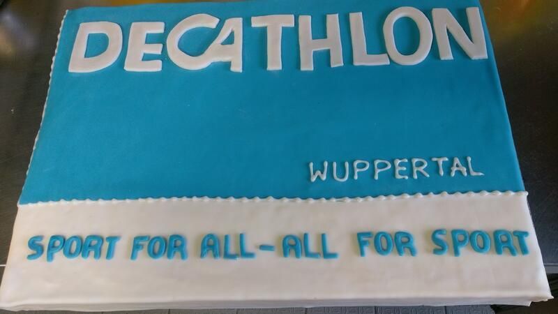 Ein Kuchen mit der Aufschrift „Decathlon Sport für alle – alle für Sport“
