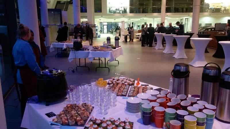 Ein Buffet-Tisch mit viel Essen und Getränken