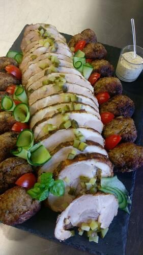 Ein Tablett mit Essen, Fleisch und Gemüse auf einem Tisch.