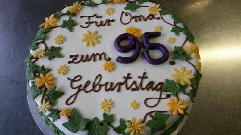 Eine Geburtstagstorte mit der Zahl 95 darauf