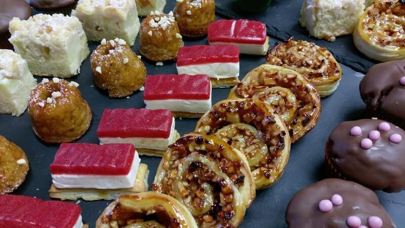 Es stehen viele verschiedene Dessertsorten auf dem Tisch.