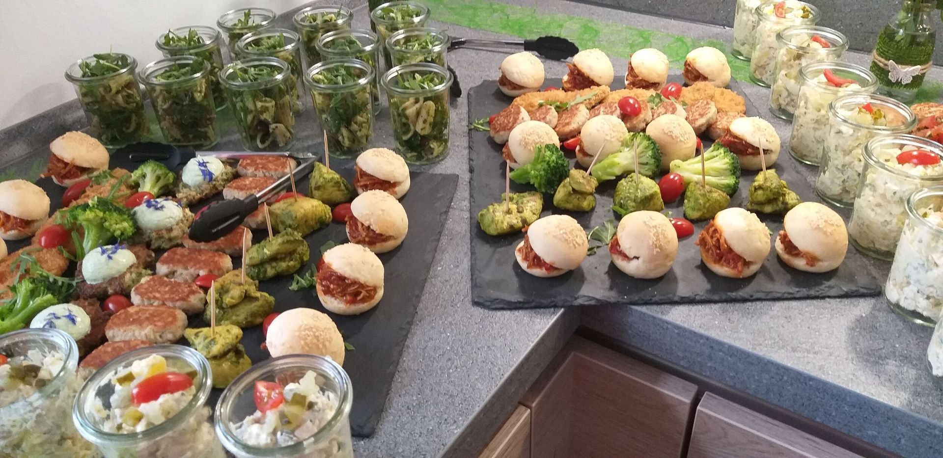 Es kommen viele unterschiedliche Speisen auf den Tisch.