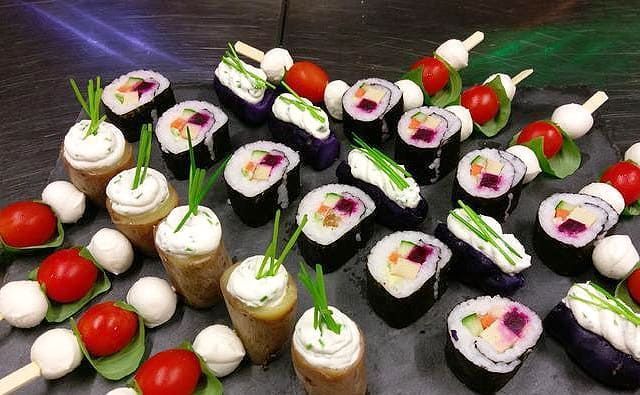 Ein Tisch mit einer Auswahl an Sushi und Vorspeisen.