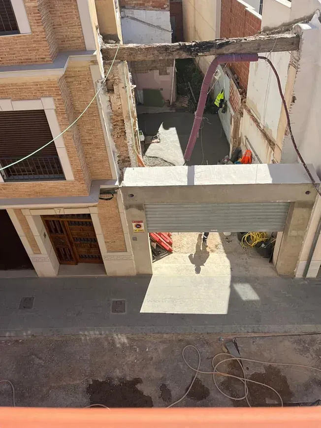 Una puerta de garaje con un cartel de no estacionar.