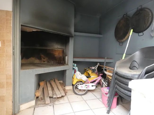 Un patio con un patrón geométrico en el medio.