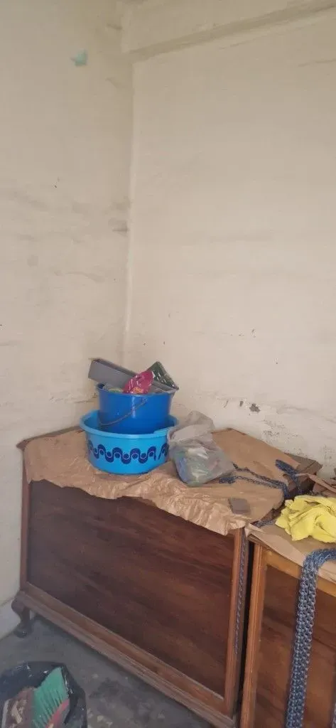 Una cocina con una mesa y un jarrón con flores encima.