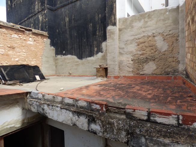 Un techo de un edificio con piso de ladrillo.