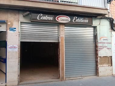 Hay un balcón en la azotea de un edificio con vista al océano.