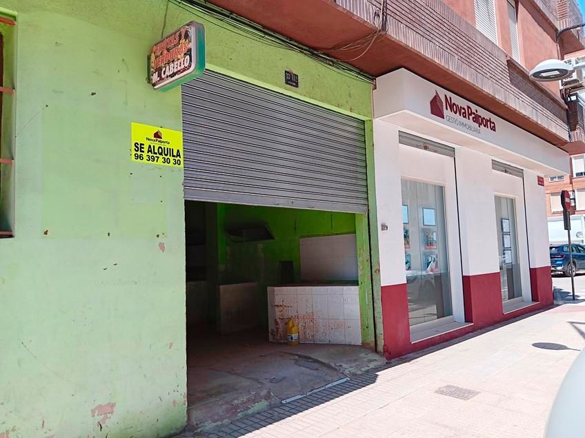 Hay un balcón en la azotea de un edificio con vista al océano.
