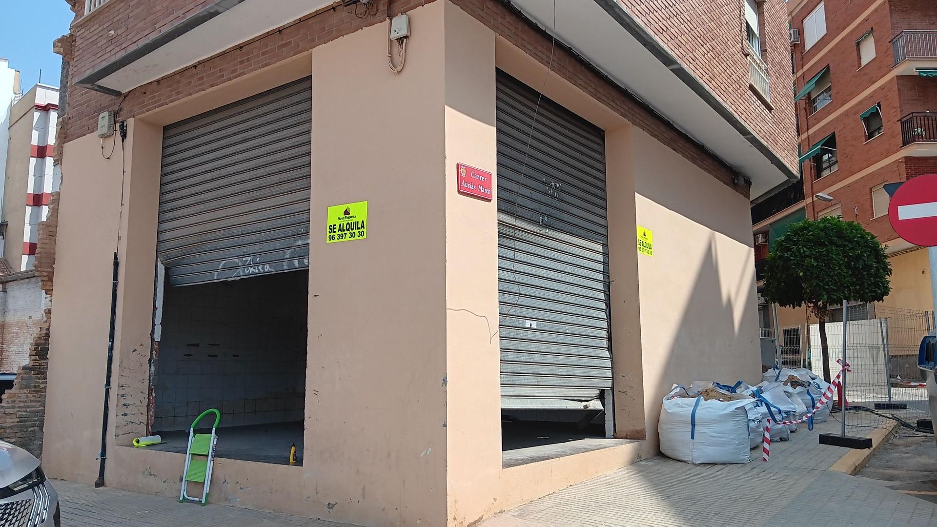 Hay un balcón en la azotea de un edificio con vista al océano.