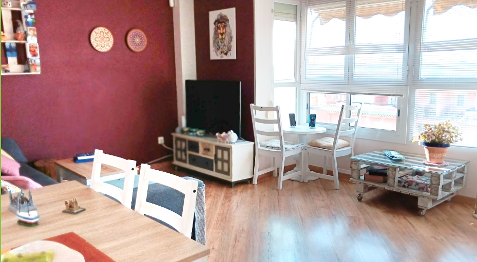 Hay un balcón en la azotea de un edificio con vista al océano.