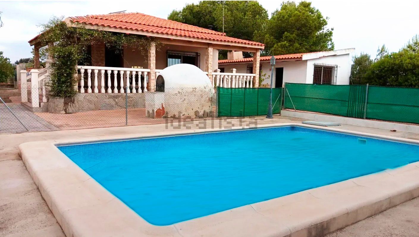 Hay un balcón en la azotea de un edificio con vista al océano.