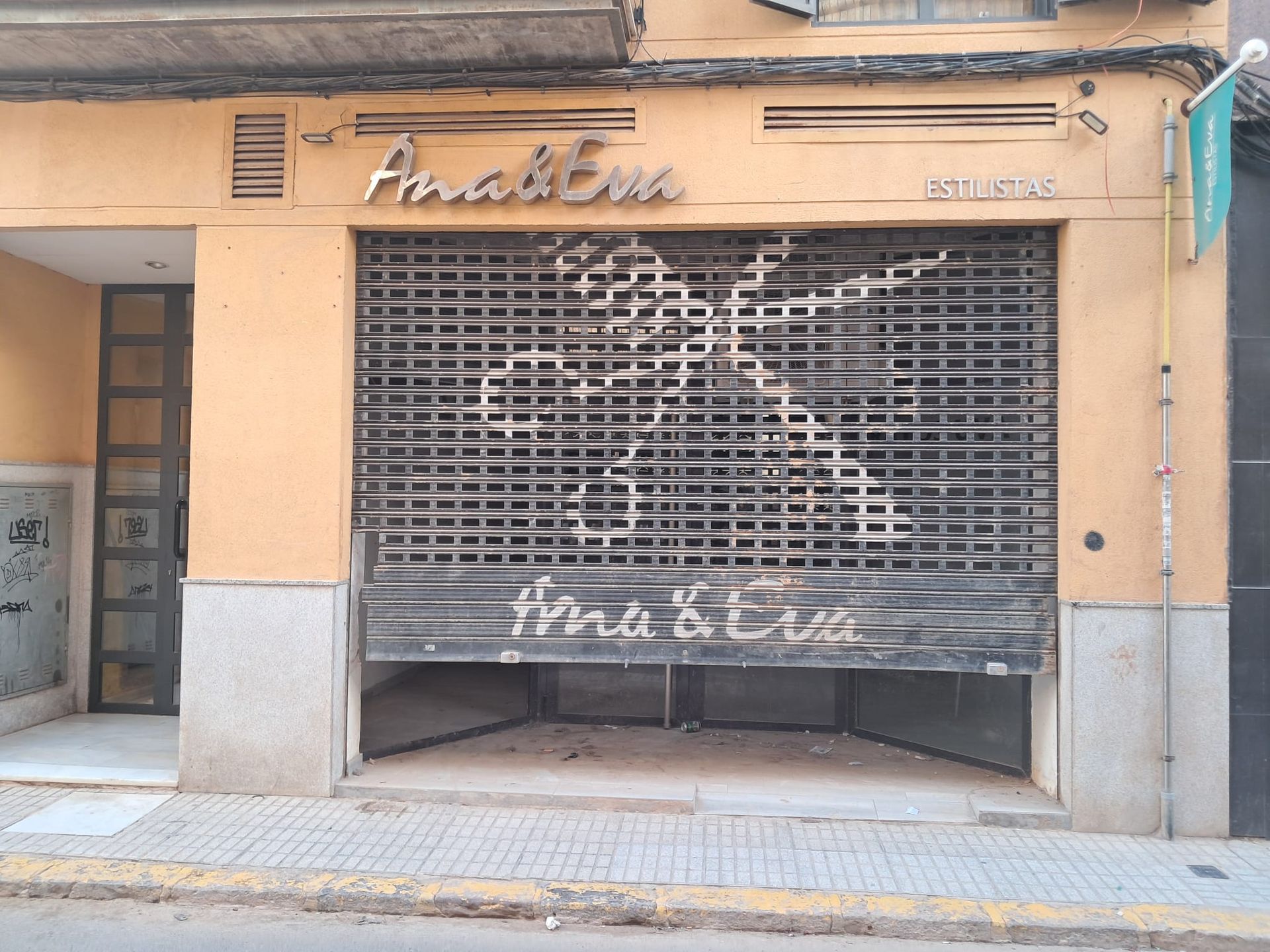 Hay un balcón en la azotea de un edificio con vista al océano.