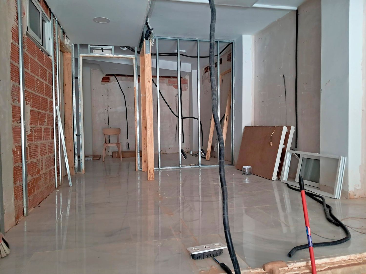 Hay un balcón en la azotea de un edificio con vista al océano.