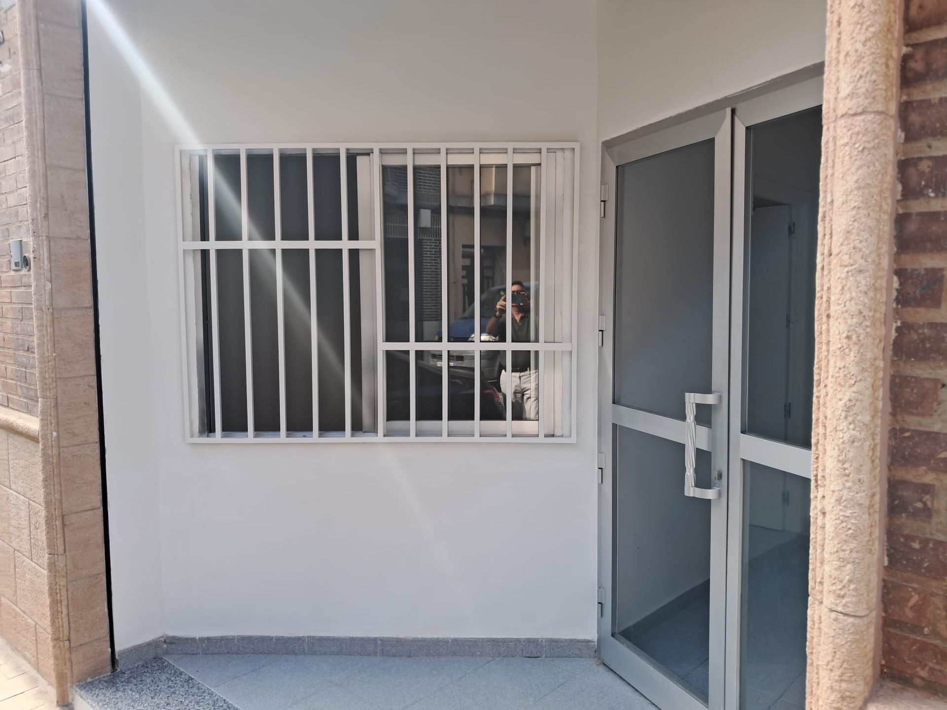 Hay un balcón en la azotea de un edificio con vista al océano.
