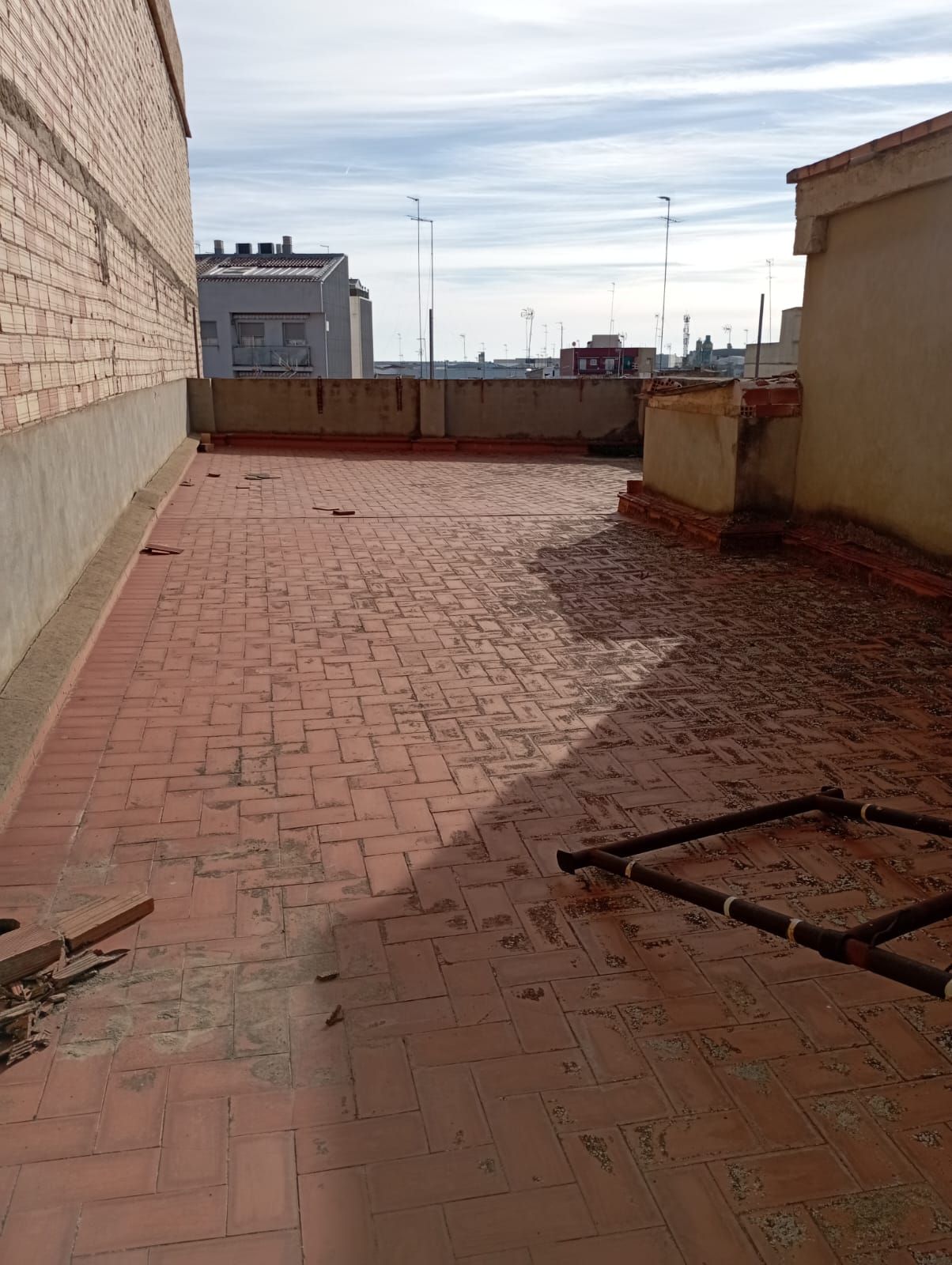 Hay un balcón en la azotea de un edificio con vista al océano.