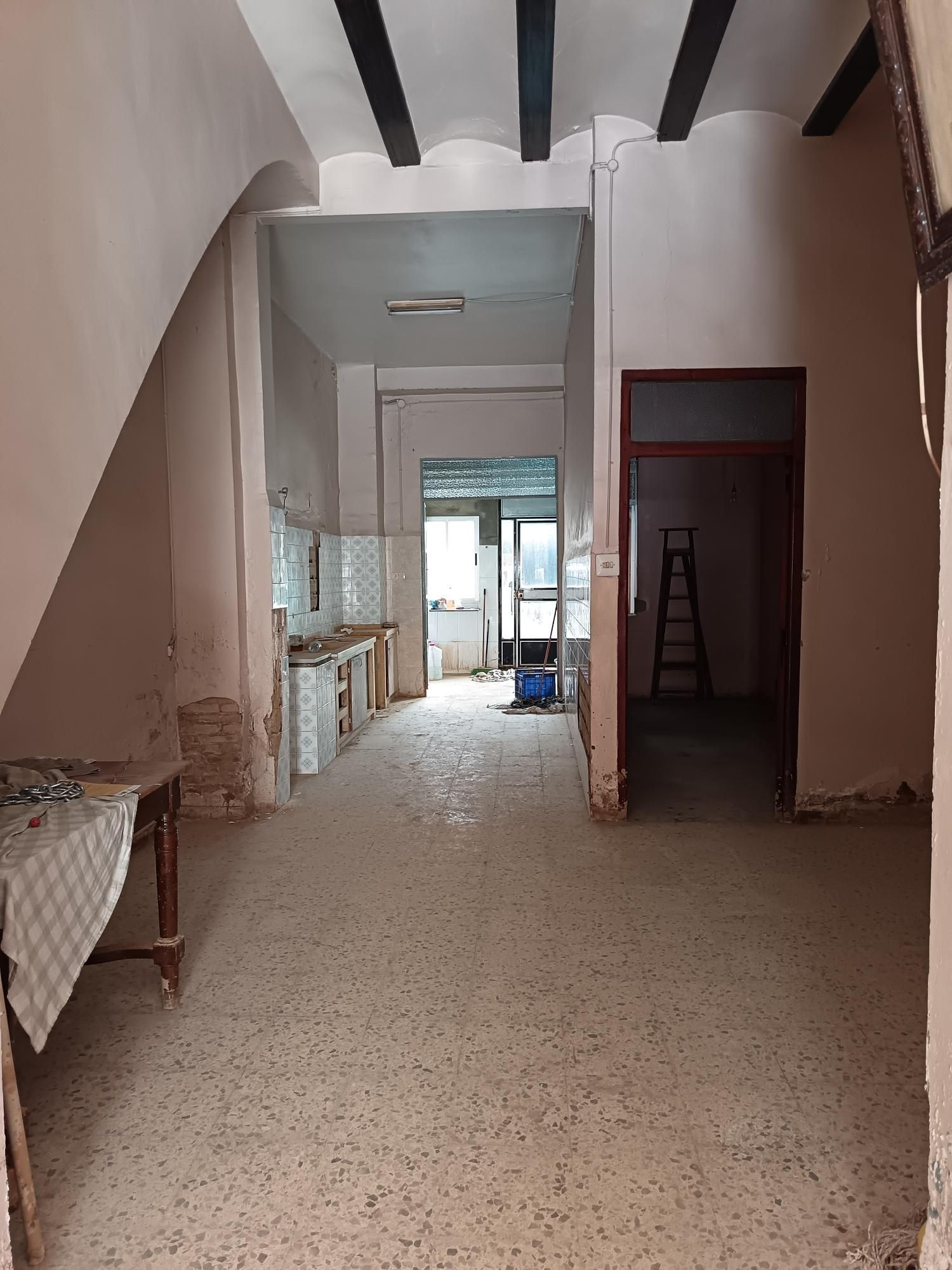 Hay un balcón en la azotea de un edificio con vista al océano.