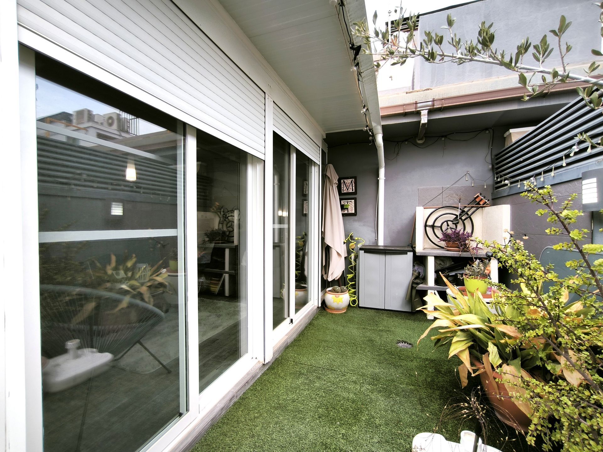 Hay un balcón en la azotea de un edificio con vista al océano.