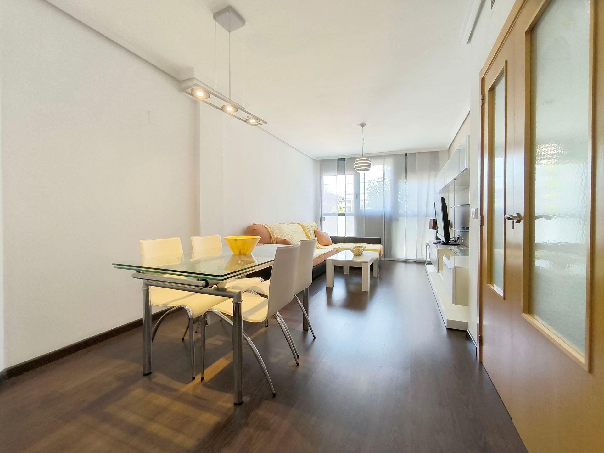 Hay un balcón en la azotea de un edificio con vista al océano.