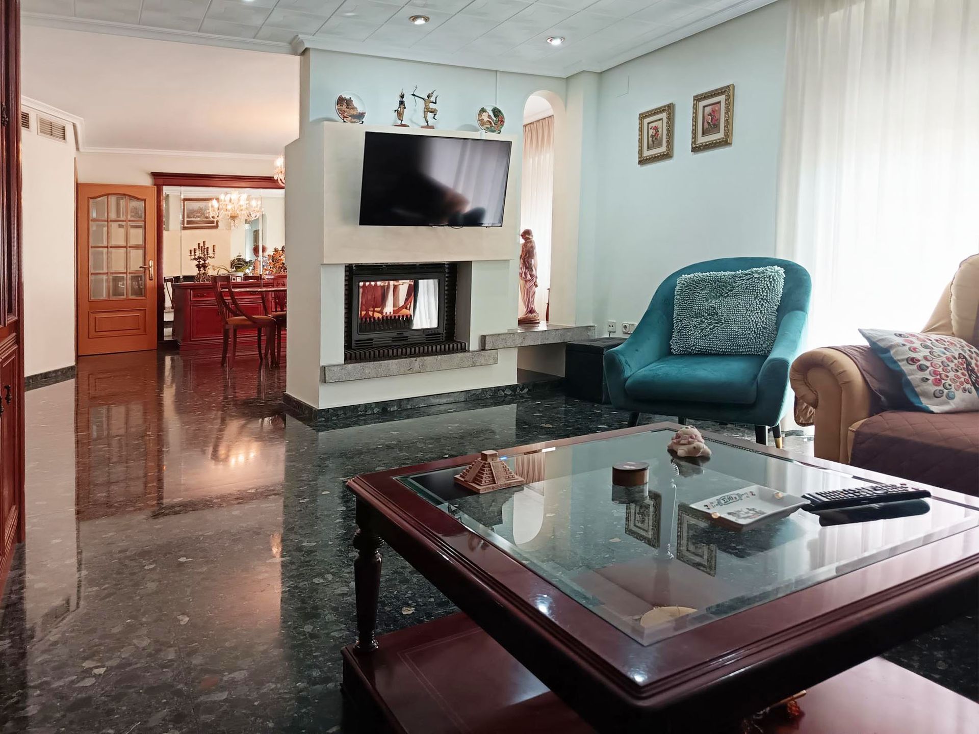 Hay un balcón en la azotea de un edificio con vista al océano.