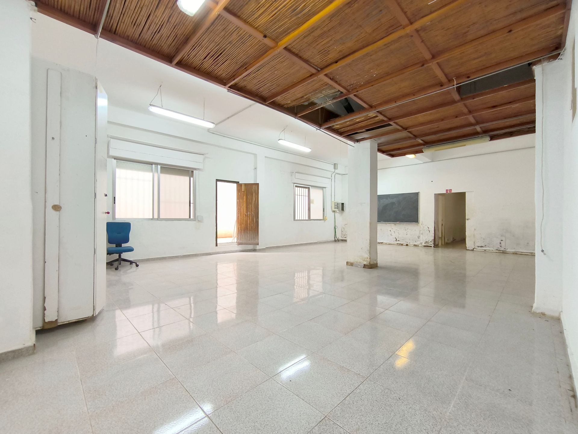 Hay un balcón en la azotea de un edificio con vista al océano.