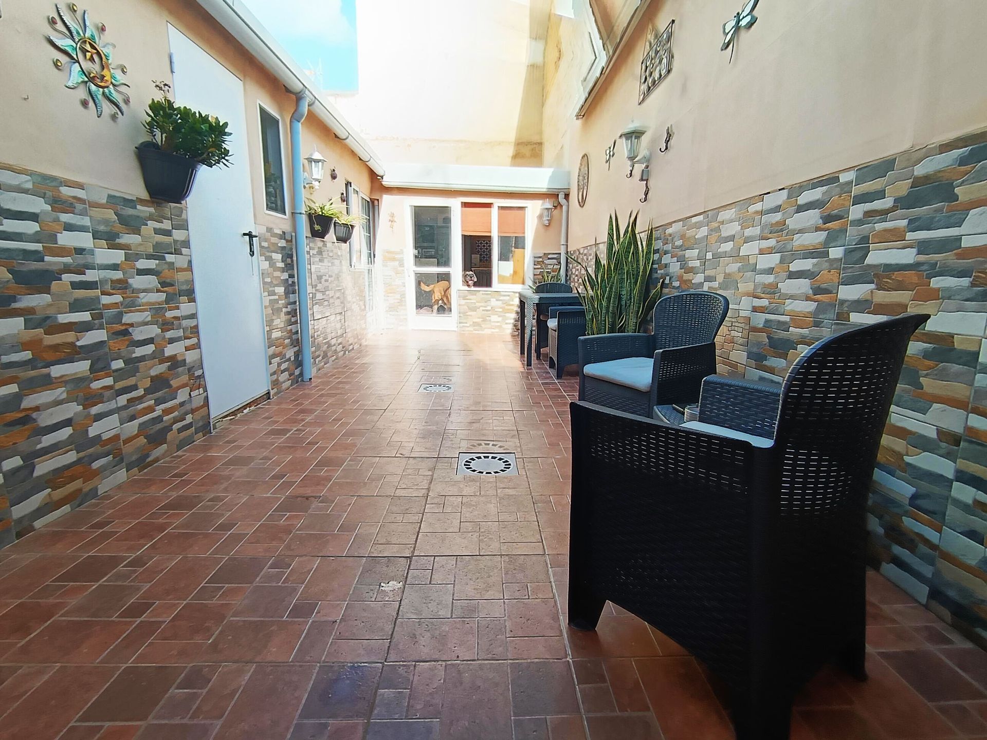 Hay un balcón en la azotea de un edificio con vista al océano.