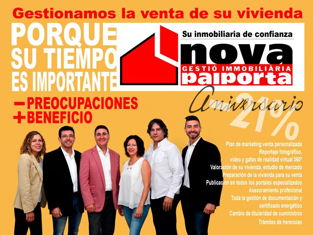 Un grupo de personas paradas una al lado de la otra frente a un cartel que dice Nova Paiporta