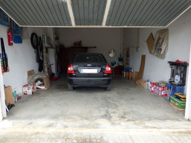 Una puerta de garaje con un cartel de no estacionar.
