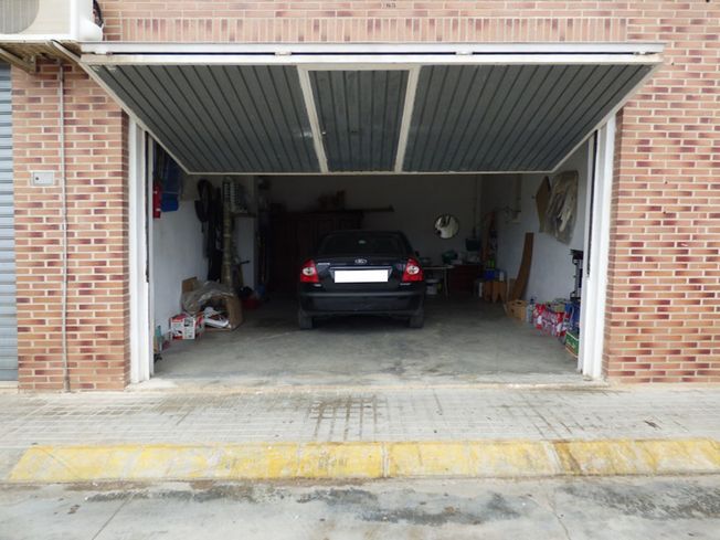 Una puerta de garaje con un cartel de no estacionar.