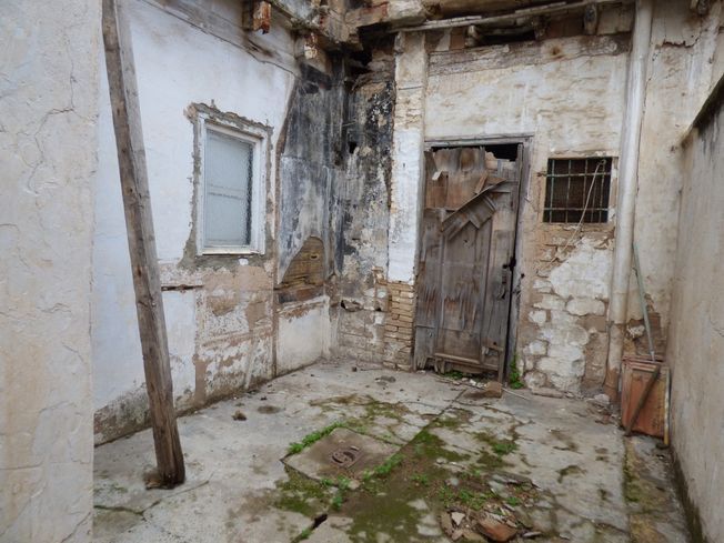 Un edificio antiguo con un cartel que dice 