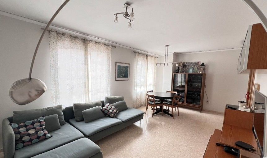 Hay un balcón en la azotea de un edificio con vista al océano.