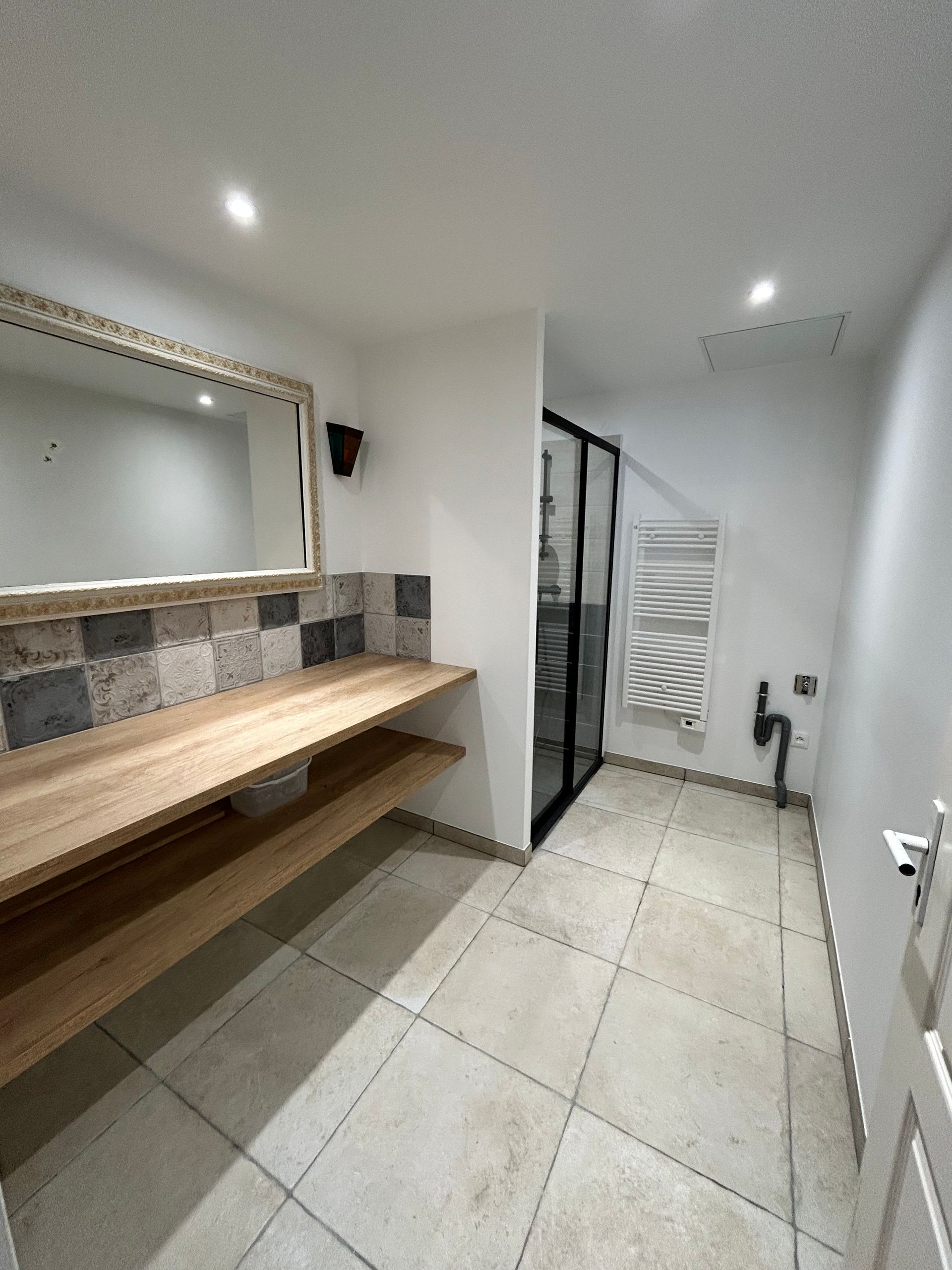 Salle de bains avec un plan de travail en bois